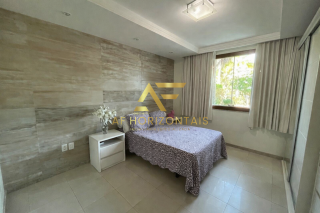 Linda casa em condomínio, em frente ao lago, com 4 suítes e piscina privativa.