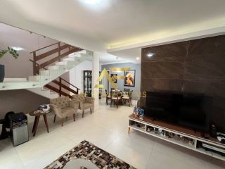 Linda casa duplex em condomínio, com sistema de energia solar.