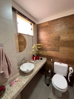 Linda casa duplex em condomínio, com sistema de energia solar.