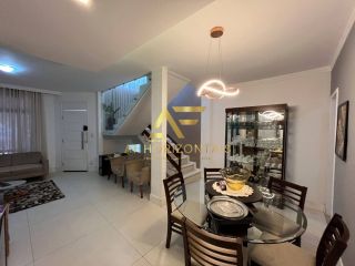 Linda casa duplex em condomínio, com sistema de energia solar.