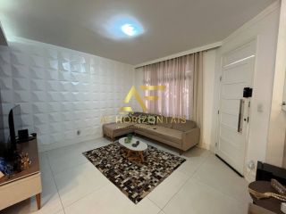 Linda casa duplex em condomínio, com sistema de energia solar.