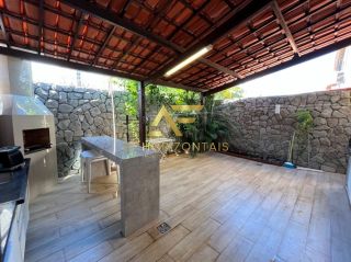 Linda casa duplex em condomínio, com sistema de energia solar.