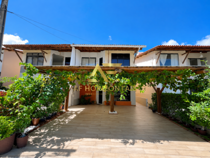 Linda casa duplex em condomínio, com sistema de energia solar.