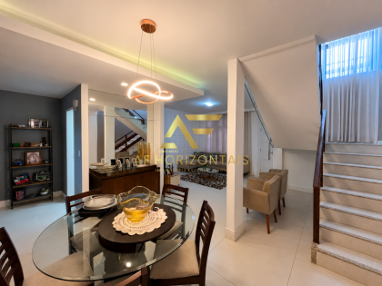 Linda casa duplex em condomínio, com sistema de energia solar.
