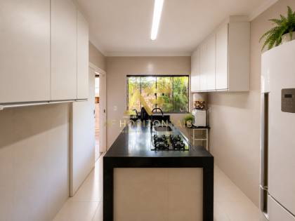 Linda casa duplex em condomínio, com sistema de energia solar.