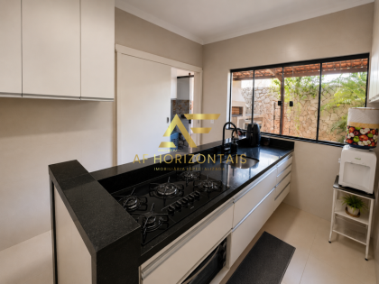 Linda casa duplex em condomínio, com sistema de energia solar.