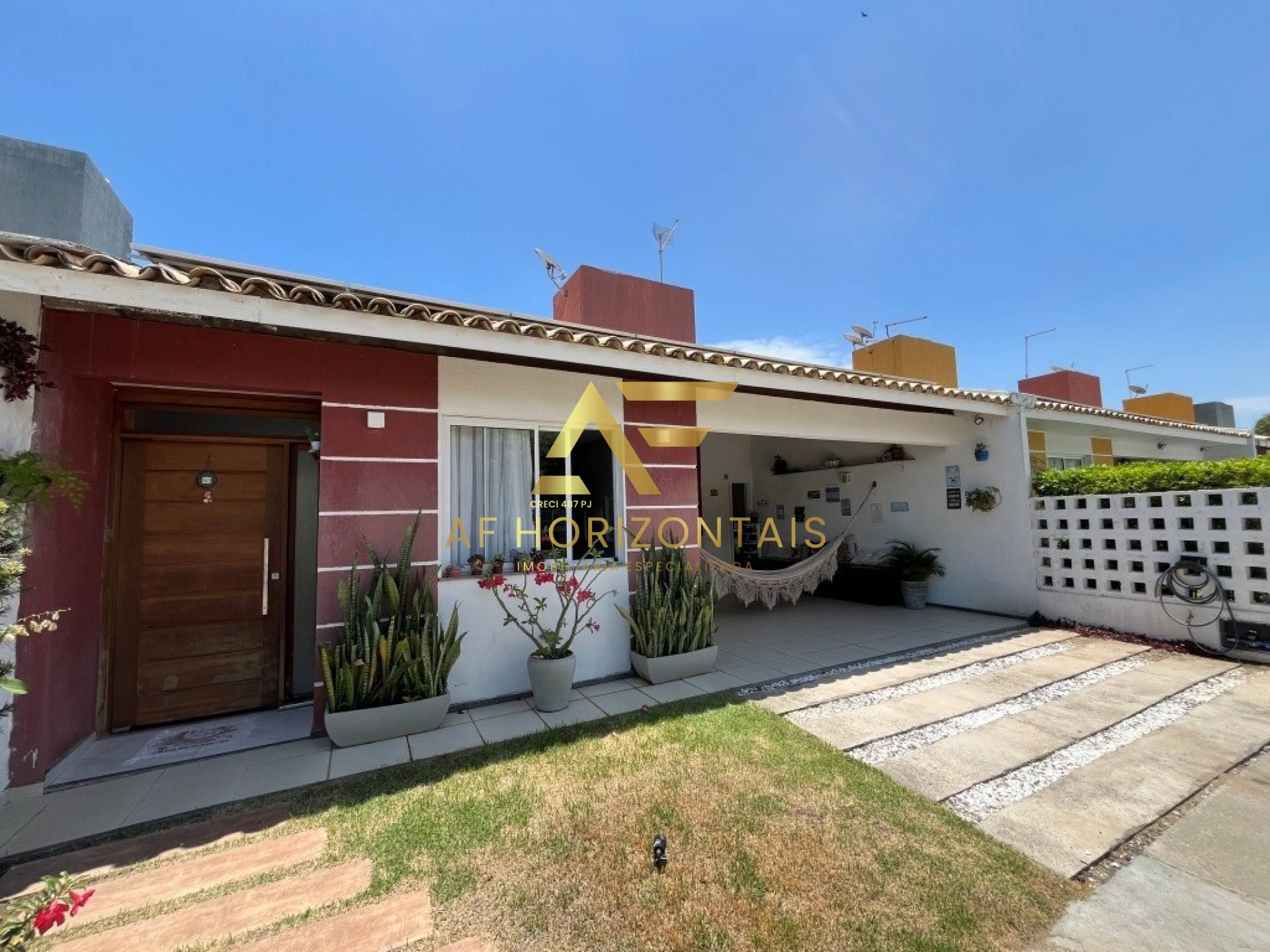 Casa no Condomínio Parque Marine, com 3 quartos (2 suítes).