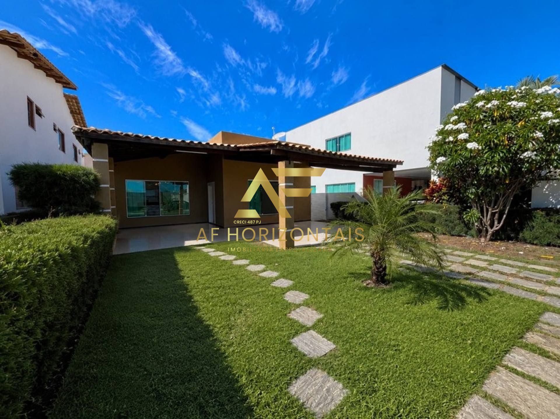 Casa térrea, com piscina, no Condomínio Costa Marina (Aruana), com 3 quartos (2 suítes).