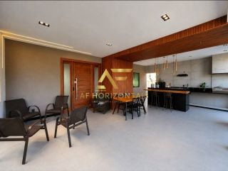 Linda casa no Condomínio Biratan Carvalho (Aruana), com 5 quartos (3 suítes).