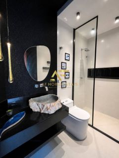 Linda casa no Condomínio Biratan Carvalho (Aruana), com 5 quartos (3 suítes).