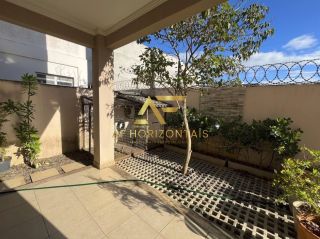 Linda casa no Condomínio Biratan Carvalho (Aruana), com 5 quartos (3 suítes).
