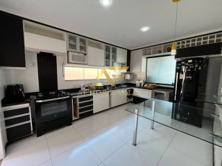 Linda casa no Condomínio Biratan Carvalho (Aruana), com 5 quartos (3 suítes).