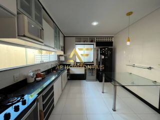 Linda casa no Condomínio Biratan Carvalho (Aruana), com 5 quartos (3 suítes).