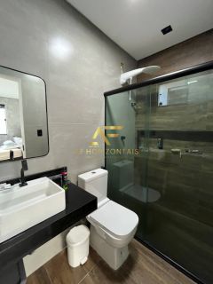Linda casa no Condomínio Biratan Carvalho (Aruana), com 5 quartos (3 suítes).