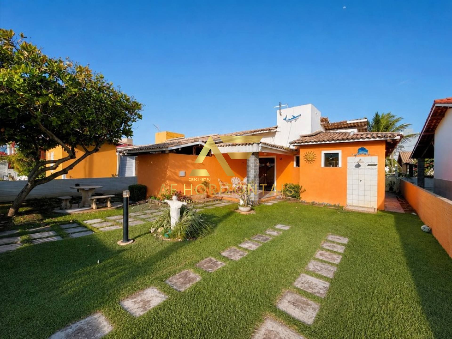 Casa com piscina no condomínio Riviera Del Mar, com 3 quartos (1 suíte).
