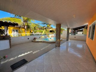 Casa com piscina no condomínio Riviera Del Mar, com 3 quartos (1 suíte).