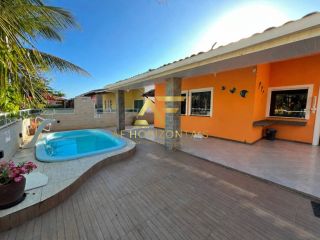 Casa com piscina no condomínio Riviera Del Mar, com 3 quartos (1 suíte).