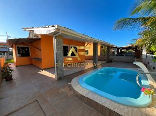 Casa com piscina no condomínio Riviera Del Mar, com 3 quartos (1 suíte).