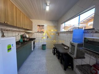 Casa com piscina no condomínio Riviera Del Mar, com 3 quartos (1 suíte).