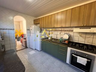 Casa com piscina no condomínio Riviera Del Mar, com 3 quartos (1 suíte).
