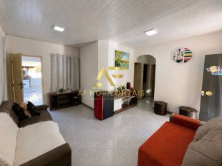 Casa com piscina no condomínio Riviera Del Mar, com 3 quartos (1 suíte).