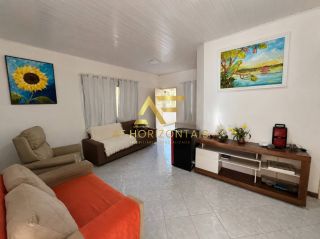 Casa com piscina no condomínio Riviera Del Mar, com 3 quartos (1 suíte).