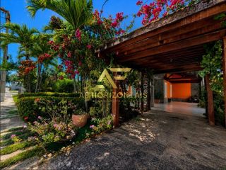 Casa em frente à praia, com 3 quartos, sendo 1 suíte.