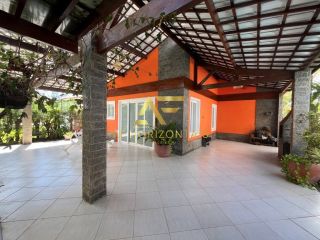 Casa em frente à praia, com 3 quartos, sendo 1 suíte.