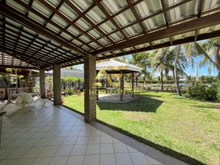 Casa em frente à praia, com 3 quartos, sendo 1 suíte.