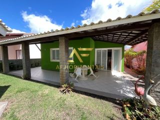 Casa em frente à praia, com 3 quartos, sendo 1 suíte.