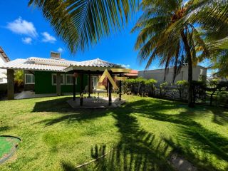 Casa em frente à praia, com 3 quartos, sendo 1 suíte.