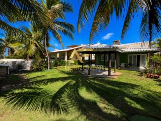 Casa em frente à praia, com 3 quartos, sendo 1 suíte.