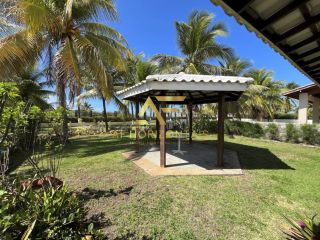 Casa em frente à praia, com 3 quartos, sendo 1 suíte.