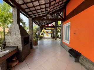 Casa em frente à praia, com 3 quartos, sendo 1 suíte.