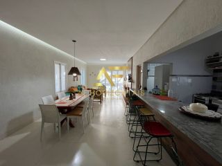 Casa em frente à praia, com 3 quartos, sendo 1 suíte.