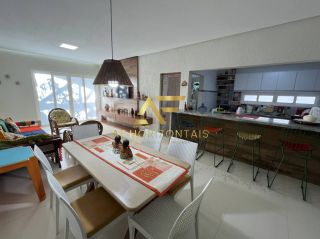 Casa em frente à praia, com 3 quartos, sendo 1 suíte.