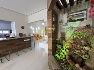 Casa em frente à praia, com 3 quartos, sendo 1 suíte.