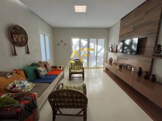 Casa em frente à praia, com 3 quartos, sendo 1 suíte.