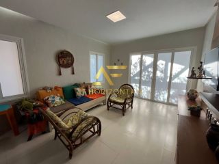 Casa em frente à praia, com 3 quartos, sendo 1 suíte.