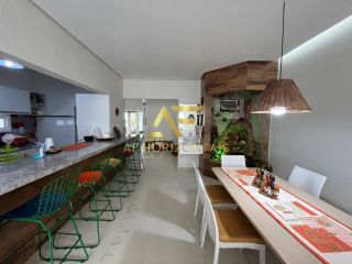 Casa em frente à praia, com 3 quartos, sendo 1 suíte.