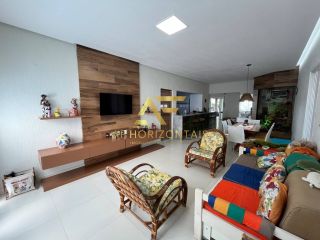 Casa em frente à praia, com 3 quartos, sendo 1 suíte.