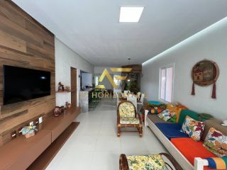 Casa em frente à praia, com 3 quartos, sendo 1 suíte.