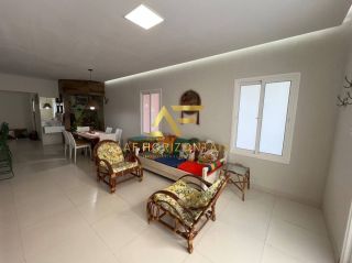 Casa em frente à praia, com 3 quartos, sendo 1 suíte.