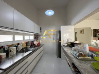 Casa em frente à praia, com 3 quartos, sendo 1 suíte.
