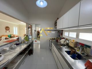 Casa em frente à praia, com 3 quartos, sendo 1 suíte.