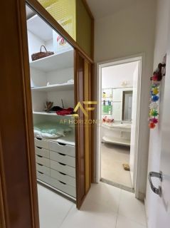 Casa em frente à praia, com 3 quartos, sendo 1 suíte.