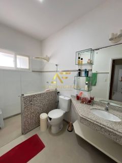Casa em frente à praia, com 3 quartos, sendo 1 suíte.