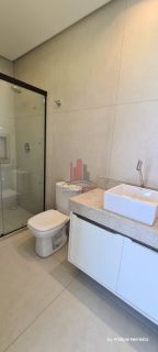 Casa em Construção em Excelente Condomínio com 5 Suítes 310m²