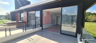 Casa em Construção em Excelente Condomínio com 5 Suítes 310m²