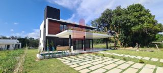 Casa em Construção em Excelente Condomínio com 5 Suítes 310m²